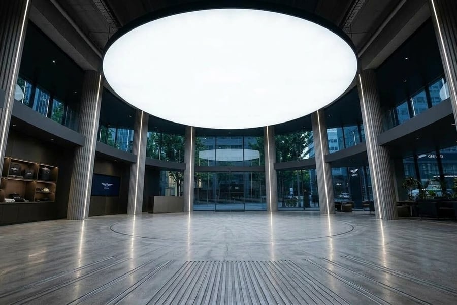 Atrium mit leuchtendem Deckenoval